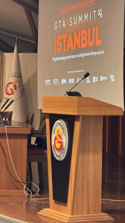 The lectern at Galatasaray Üniversitesi, set for Bridge Day