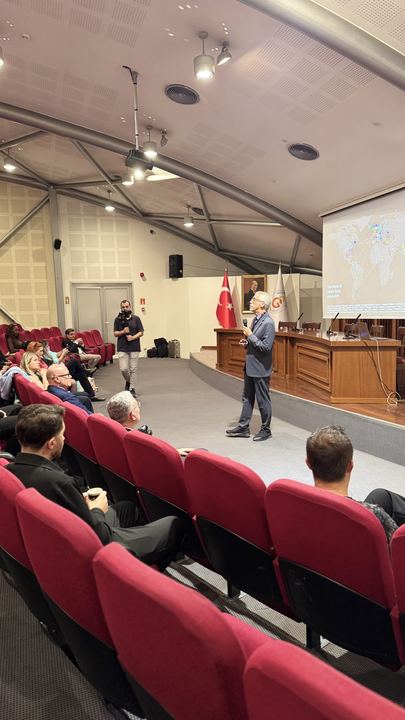 Russ Shaw CBE takes the floor in the Aydın Doğan auditorium