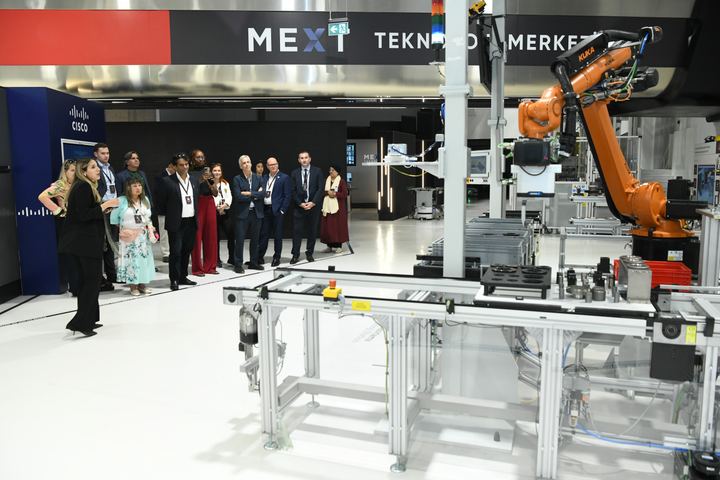 The delegation at the robot cell