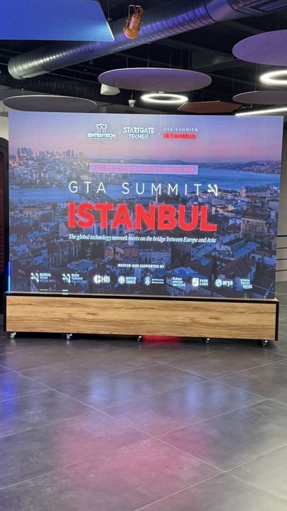 The summit on screen at StartGate, Maslak