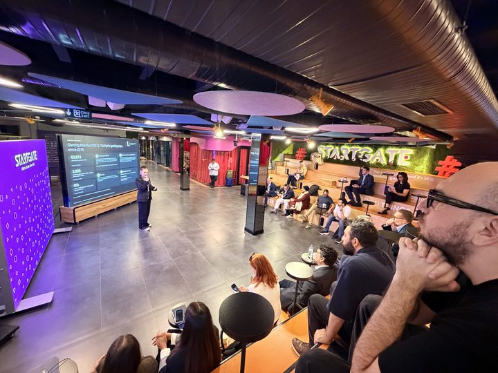 A presentation to the delegation at StartGate