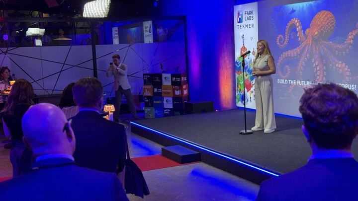 Ahu Büyükkuşoğlu Serter welcomes the delegation to Fark Labs